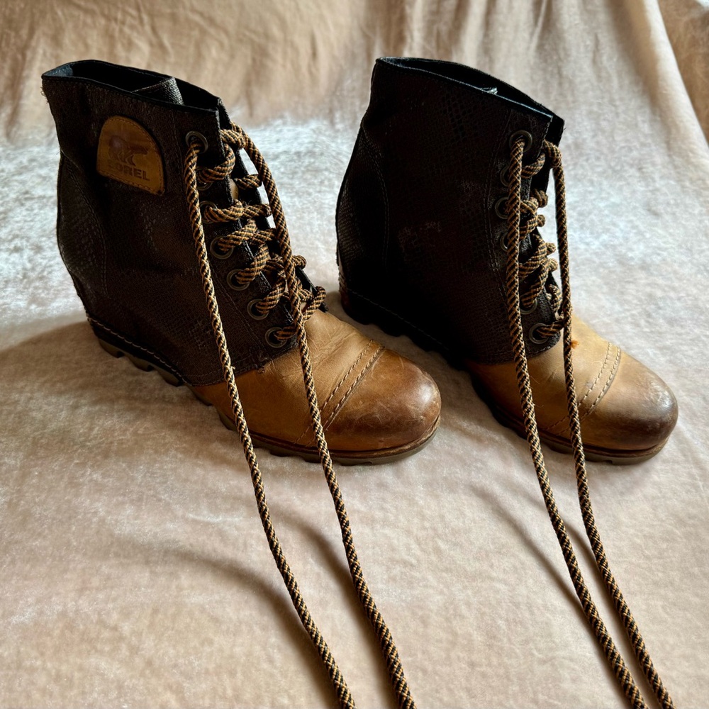 Sorel 1964 Premium Wedge Lace Up Ankle Boots Snakeskin Print Leather Size 8.5